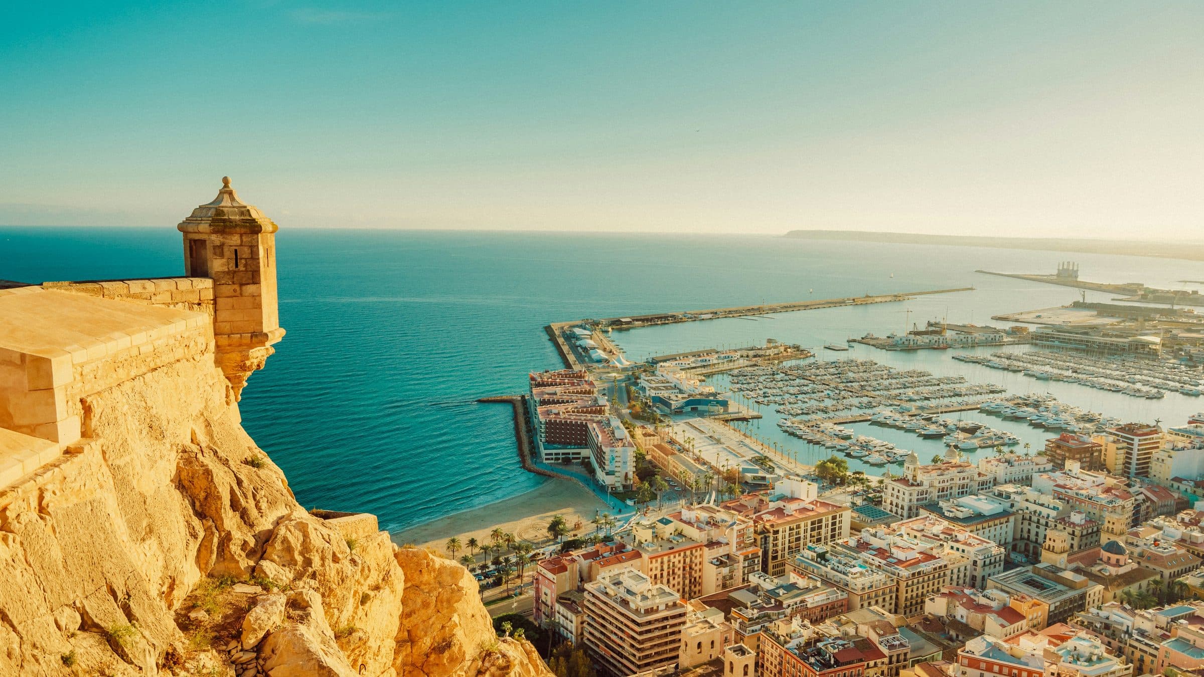 Útsýni yfir höfnina í Alicante frá Santa Bárbara-kastala