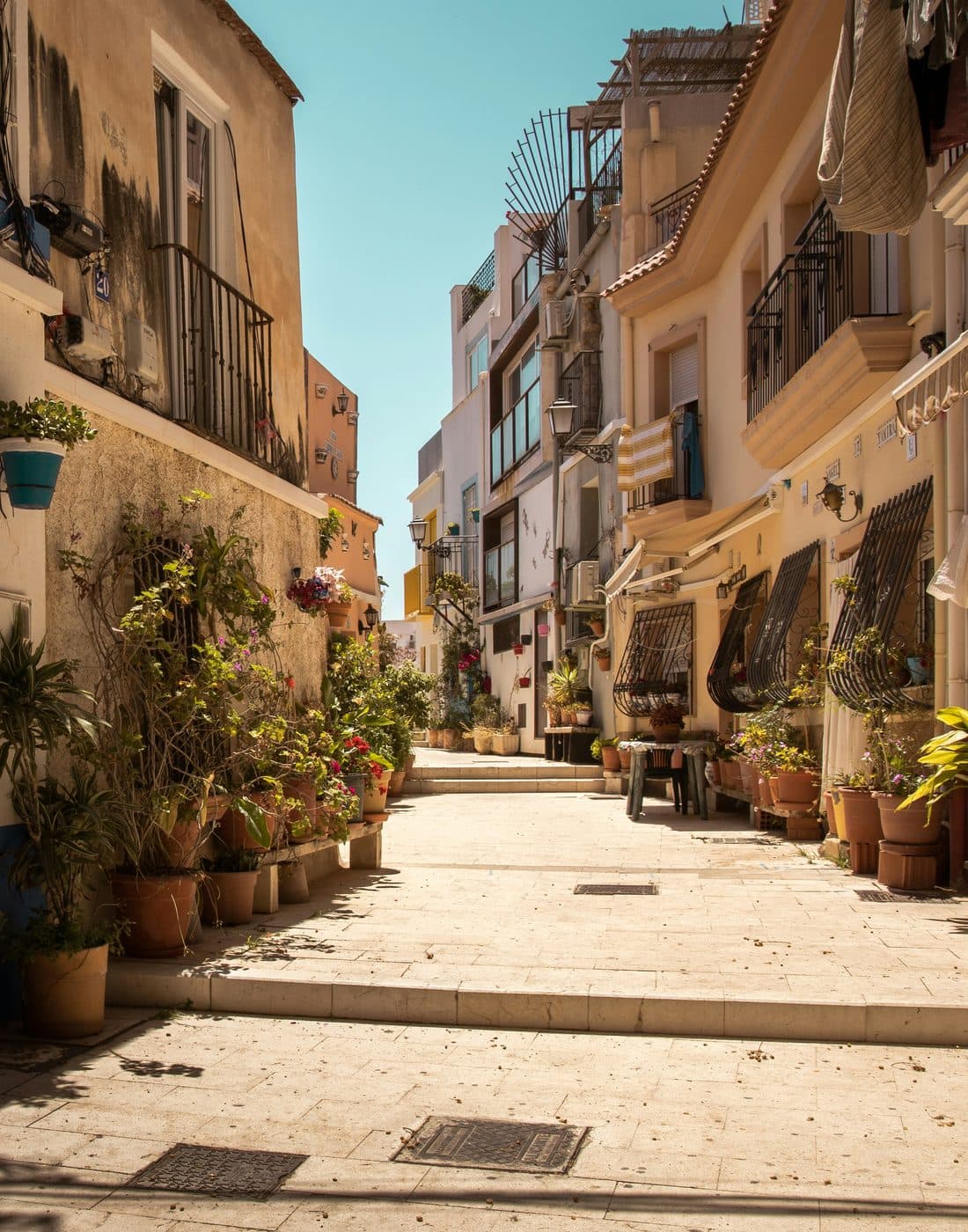 Þröng gata með pottaplöntum í gamla bænum á Costa Blanca